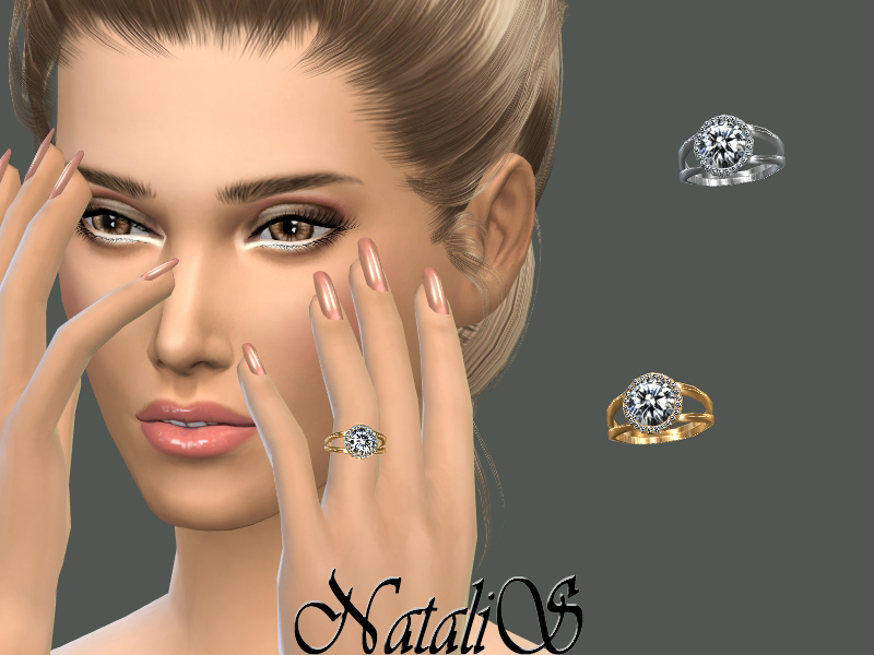 Ein Sim mit blonden Haaren und hellbraunen Augen, der einen Verlobungsring mit einem Diamanten im Kreisschliff trägt, an dem ein goldenes Band befestigt ist