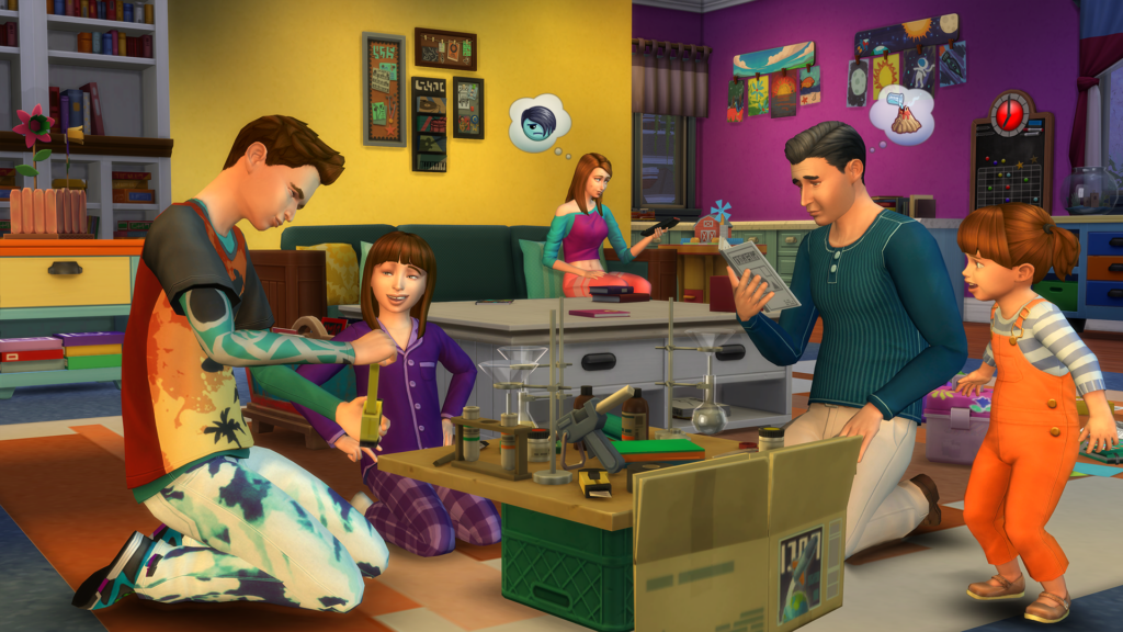 3 Sims sitzen auf dem Boden und arbeiten an einem Projekt, während ein Kleinkind in Overalls in der Nähe steht und eine Mutter auf dem Sofa im Hintergrund