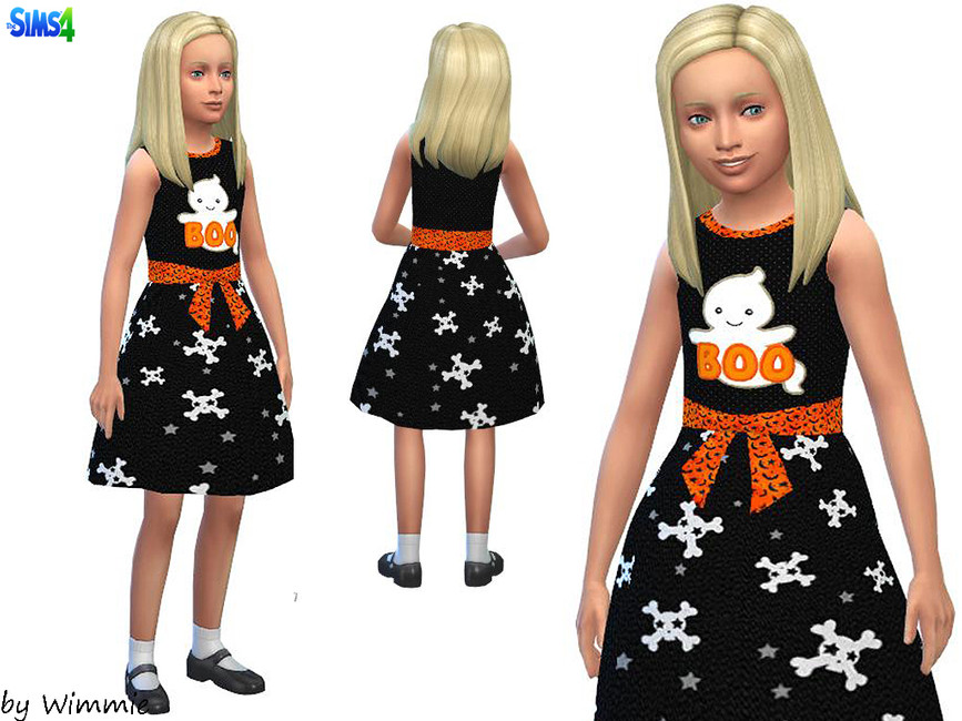 Ein Sim mit glattem blondem Haar, der ein Kleid mit einem Geist auf der Brust trägt, auf dem BOO steht. Der untere Teil des Kleides ist mit Schädeln bedeckt