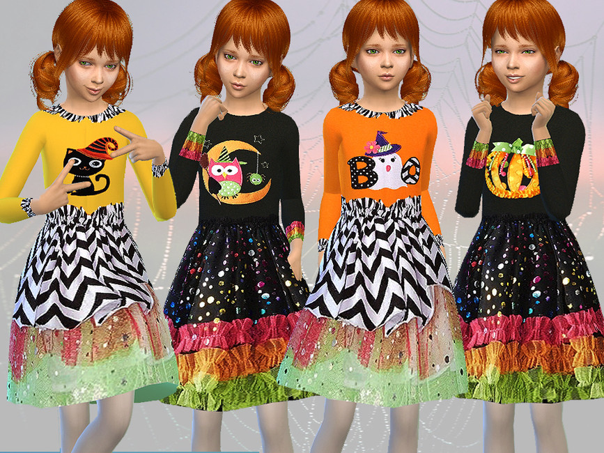 Die gleiche rothaarige Sim-Figur viermal, sie trägt ein Spitzen-, glitzerndes Halloween-Kleid mit langen Ärmeln und lustigen Grafiken auf der Brust.