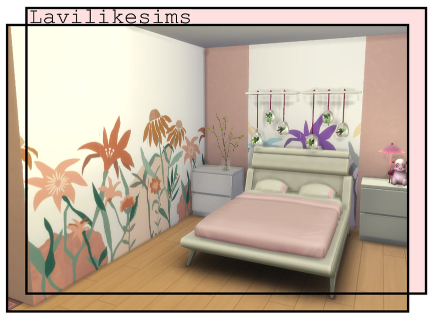 Ein Schlafzimmer in Die Sims 4 mit einem rosa-weißen Bett und zwei Nachttischen. Es gibt eine Blumencollage-Tapete mit weißem Hintergrund und rosa, orangefarbenen und grünen Blumen.