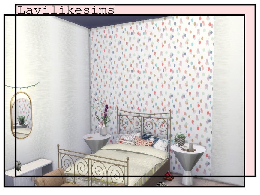 Ein Schlafzimmer mit einem Metallbett, runden Nachttischen und weißen Wänden, eine Wand hinter dem Bett hat eine weiße Tapete mit kleinen, zufällig angeordneten bunten Clustern.