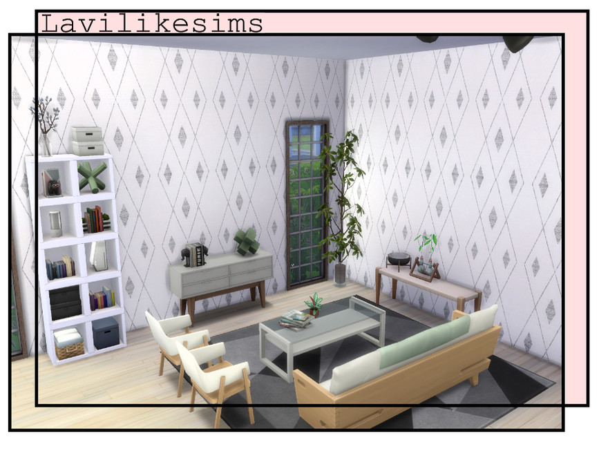 Ein Wohnzimmer in Die Sims 4 mit einem Sofa, zwei Stühlen, einem Bücherregal und einem Beistelltisch. Die Wände haben weiße Tapete mit silbernen Diamant-Designs.