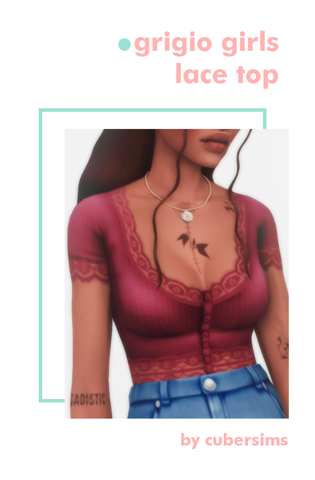 Ein Sim mit Tätowierungen auf der Brust und den Armen, der ein wunderschönes magentafarbenes Spitzen-T-Shirt mit Jeans und einer Gänseblümchen-Halskette trägt.