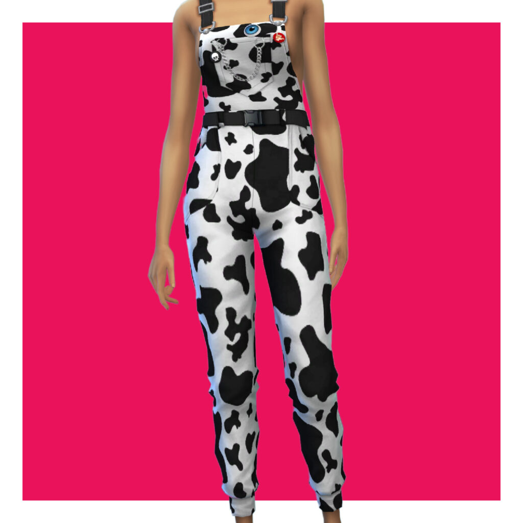Ein Sim auf einem rosa Hintergrund, der einen langen Hosen-Jumpsuit mit Kuhdruck trägt.