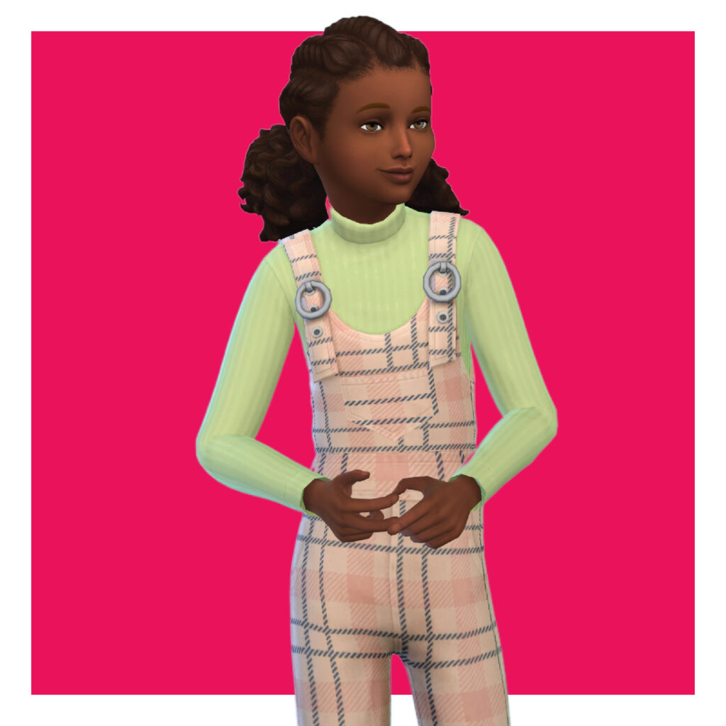 Ein Kind aus Die Sims 4 auf einem hellrosa Hintergrund. Für ihre Die Sims 4 CC-Kleidung trägt sie einen grünen Pullover unter einem Latzhosenoutfit in Pfirsichkaros.