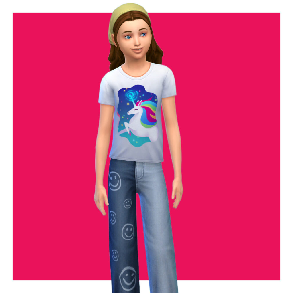 Ein Kind aus The Sims 4 auf einem leuchtend rosa Hintergrund. Dieser Sim trägt ein weißes Einhorn-T-Shirt mit einer Sims 4 CC-Jeans, auf der lächelnde Gesichter zu sehen sind.