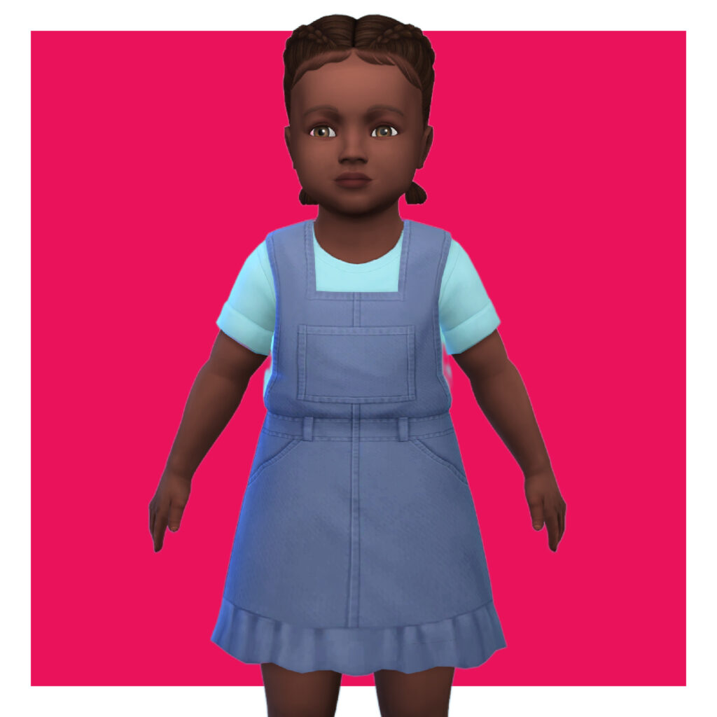 Ein Kleinkind aus Die Sims 4 auf einem leuchtend rosa Hintergrund. Dieser Sim hat braune Haare und trägt ein hellblaues T-Shirt unter einem Latzkleid.