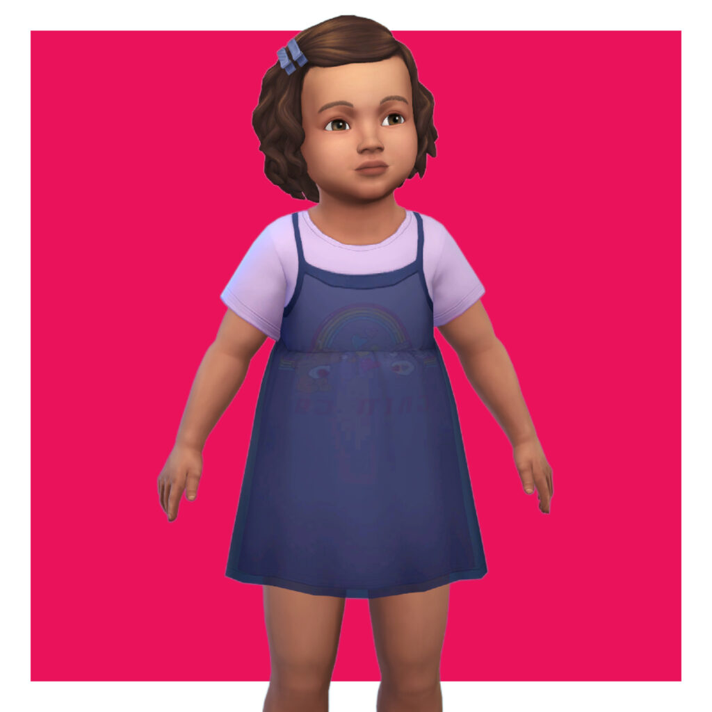 Ein Kleinkind aus Die Sims 4 auf einem hellrosa Hintergrund. Dieses Kleinkind hat kurze Haare und trägt ein lavendelfarbenes T-Shirt unter einem lila Kleid.