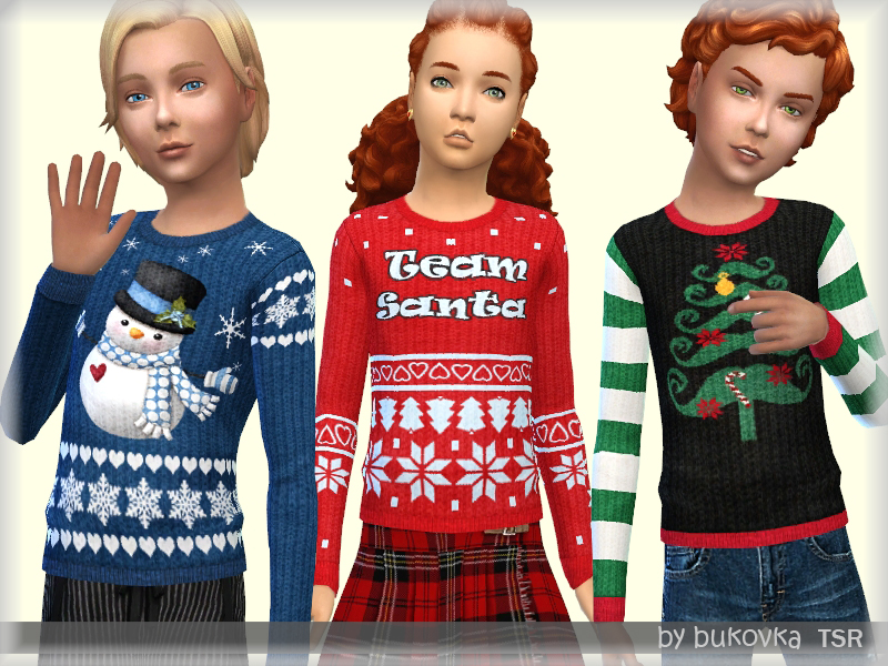 Drei Sims, die passende Pullover tragen, einer mit einem Schneemann, einer mit einem Baum und einer mit der Aufschrift Team Santa auf der Vorderseite.