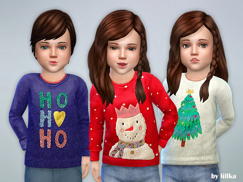 Drei Kleinkinder in Die Sims 4 mit braunem Haar, alle drei tragen verschiedene CC-Weihnachtspullover. Der erste sagt Ho Ho Ho, der zweite ist ein Schneemann und der dritte ist ein Baum.