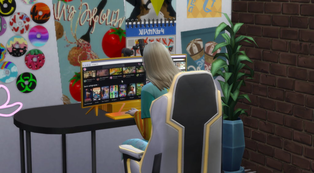 Ein Sim, der in Die Sims 4 an einem Computer sitzt und an der Unternehmer-Fähigkeit arbeitet
