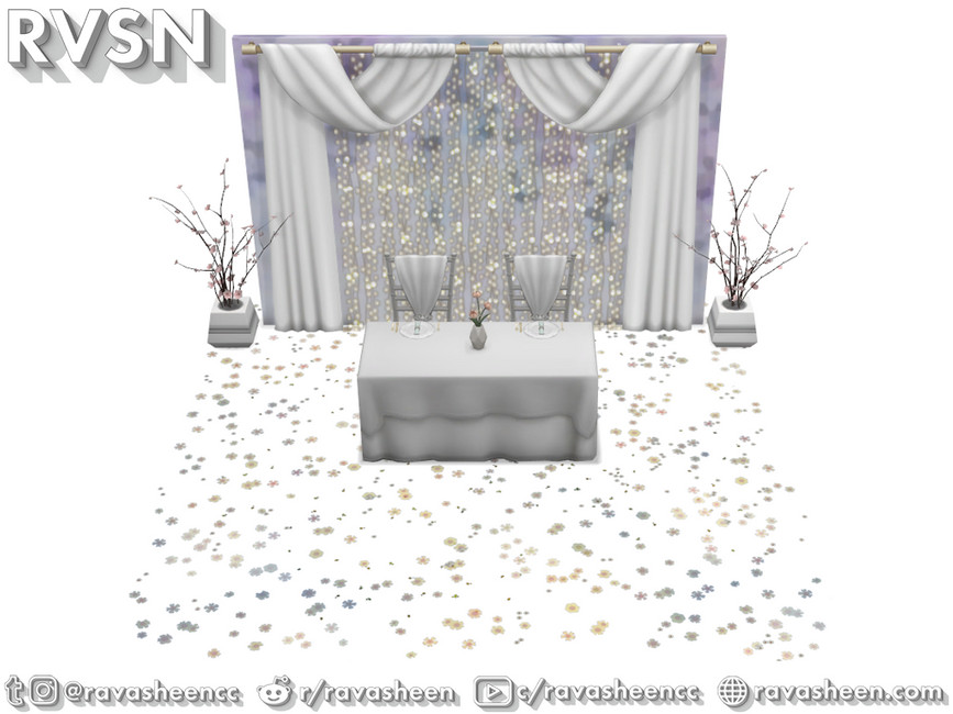 Ein Sweetheart-Tisch in Die Sims 4, der vor einer Wand aus Blumen und Vorhängen steht.