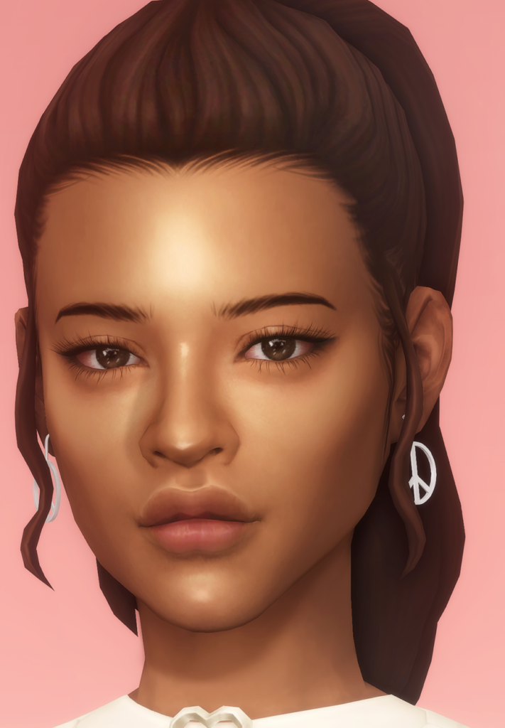 Ein Nahaufnahmebild einer Sims-Figur mit braunem Haar und braunen Augen. Ihr braunes Haar ist zu einem hohen Pferdeschwanz gebunden und sie trägt ein Paar Peace-Zeichen-Ohrringe.