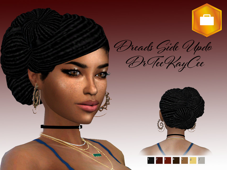 Ein Sim trägt ein blaues Tanktop, einen schwarzen Choker und eine goldene und smaragdgrüne Halskette. Sie hat eine Dreadlock-Frisur zu einem Seitendutt gestylt.
