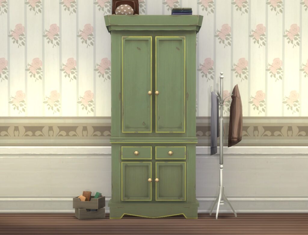 Eine gerade Ansicht einer Wand, auf der sich eine Blumentapete, eine Garderobe und in der Mitte ein großer grüner Schrank befinden.