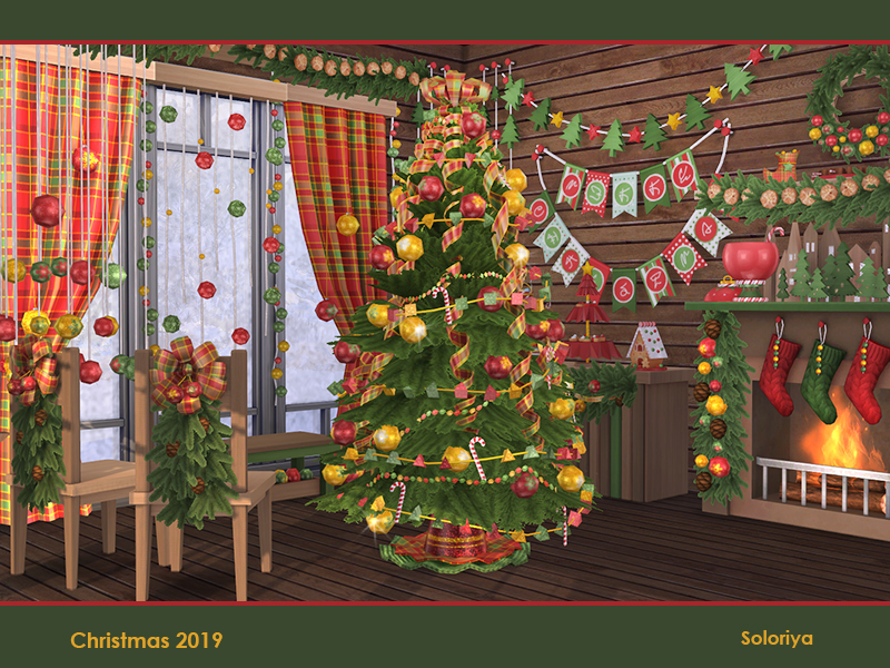 Ein vollständig geschmücktes Weihnachtszimmer mit Girlanden, Bannern, einem Baum, einem Kamin und Stühlen, die vollständig mit Lichtern geschmückt sind