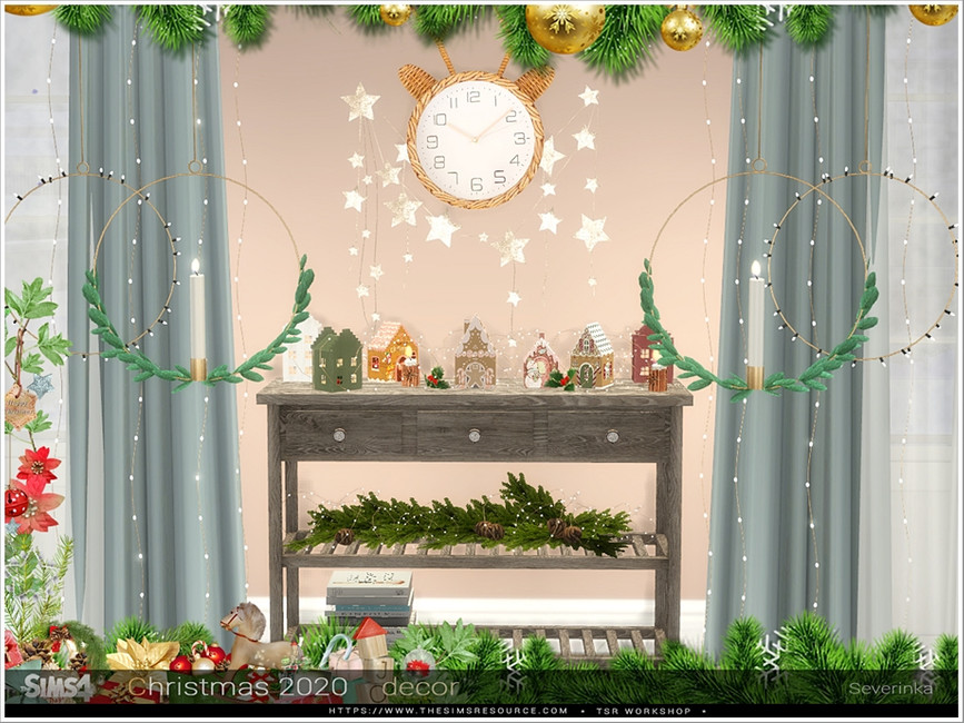 Ein Set Weihnachtsdekorationen für Die Sims 4. Es gibt ein kleines festliches Dorf, eine Rentieruhr und hängende Kreiskränze.