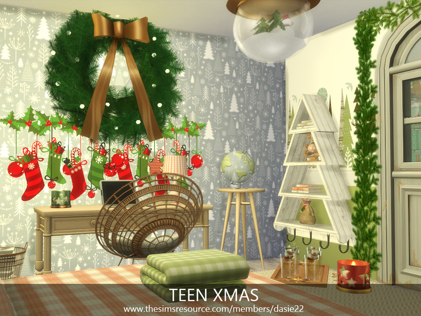 Ein Set mit CC-Dekorationen für Weihnachten in Die Sims 4. Es enthält ein Regal, das wie ein weißer Holz-Weihnachtsbaum aussieht, eine Girlande mit Strümpfen und einen großen Kranz.