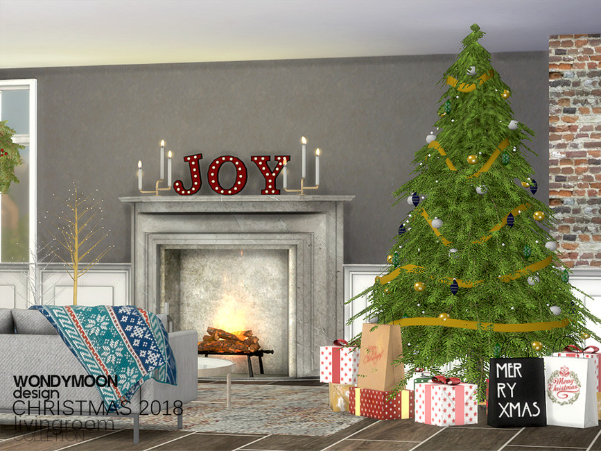 Ein Wohnzimmer mit einem Weihnachts-CC-Möbelset, das einen großen Weihnachtsbaum, eine Menge Geschenke unter dem Baum und das Wort JOY über einem Kamin hat.