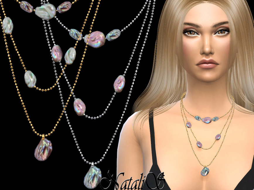 Ein Sim aus Die Sims 4 mit langen blonden Haaren und hellbraunen Augen. Sie trägt ein schwarzes Tanktop mit einem tiefen Ausschnitt und eine geschichtete Halskette mit kleinen Edelsteinen.