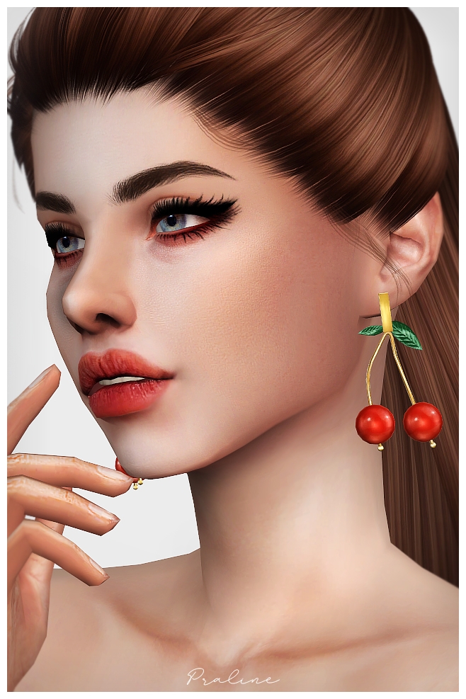 Ein erwachsener Sim mit dramatischem Augen-Make-up, braunem Haar und blauen Augen. Sie tragen ein Paar Ohrringe, die wie eine Kirsche mit goldfarbenem Metall aussehen.