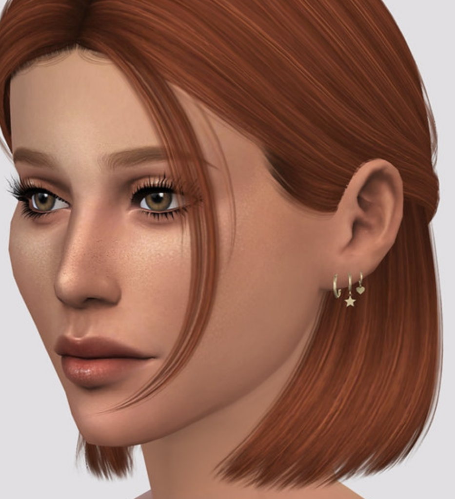 Ein Charakter aus Die Sims 4 mit roten Haaren und haselnussbraunen Augen. Sie tragen drei kleine Hoops als Ohrringe und daran hängen Herzen und Sterne.
