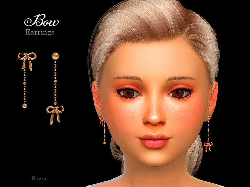 Ein Sim mit blonden Haaren, die zu einem Knoten im Nacken gebunden sind, in Die Sims 4. Sie hat Sommersprossen und Lipgloss und trägt ein Paar hängender Ohrringe, die kleine Kreise mit einer Schleife am Ende sind.