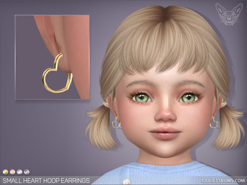 Ein Sim mit blondem Haar in Zöpfen mit Pony, er trägt einen hellblauen Pullover und hat grüne Augen. Als CC-Ohrringe trägt er kleine Herzohrringe.
