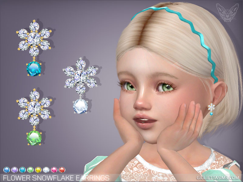 Ein Kleinkind in Die Sims 4 mit sehr hellblonden Haaren, das ein wellenförmiges blaues Stirnband trägt. Sie tragen Ohrringe, die aus einem Schneeflockenstift mit einem kleinen hängenden Edelstein bestehen.
