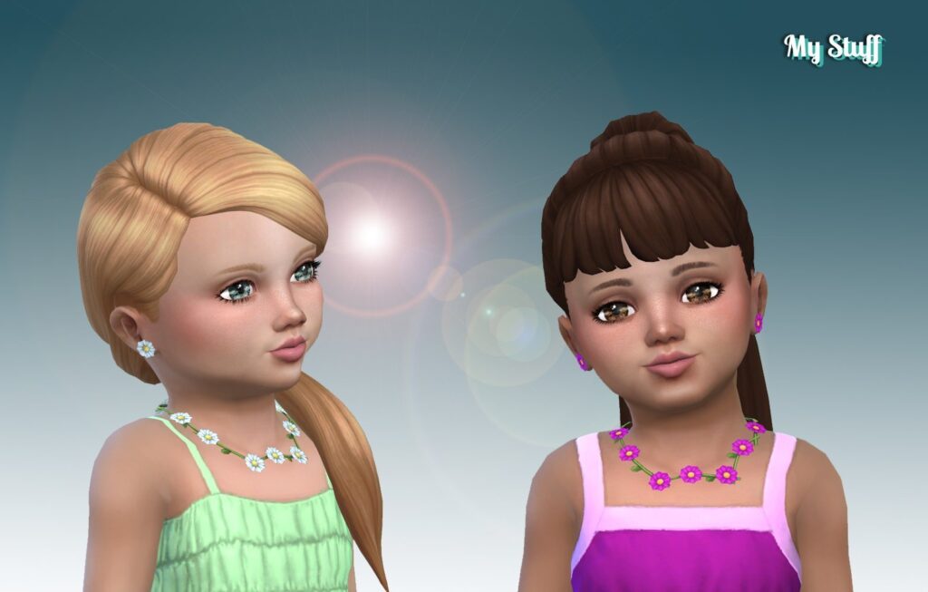 Zwei Kleinkinder aus Die Sims 4, die Sommerkleider und Blumenketten tragen. Sie tragen auch passende Ohrringe zu den Ketten und sind kleine Gänseblümchen.