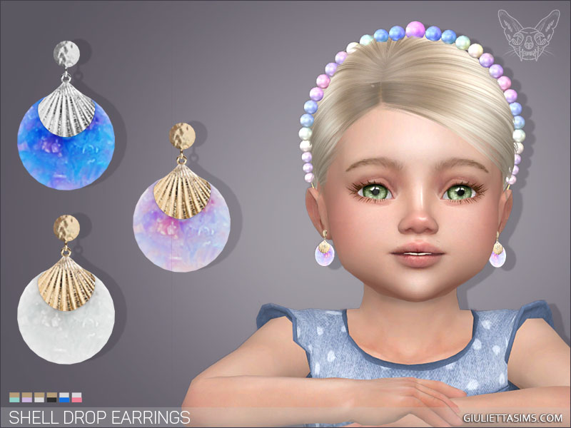 Ein blondhaariger, grünäugiger Kleinkind-Sim aus Die Sims 4, der direkt in die Kamera schaut. Er trägt ein Paar Ohrringe in Form einer Muschel und einen Perlenregenbogen-Haarreif.