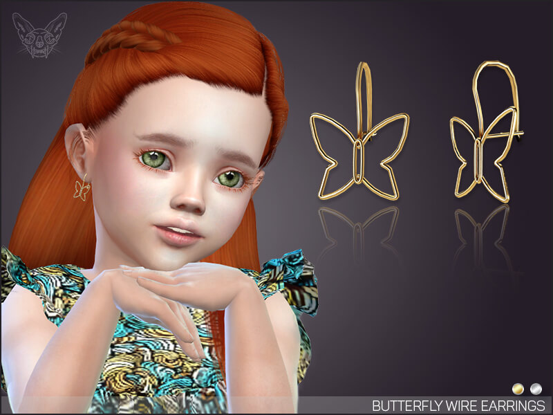 Ein Kleinkind aus Die Sims 4 mit rotem Haar und grünen Augen. Sie tragen ein Paar CC-Ohrringe, die aus goldenem Metall in Form eines Schmetterlings baumeln.