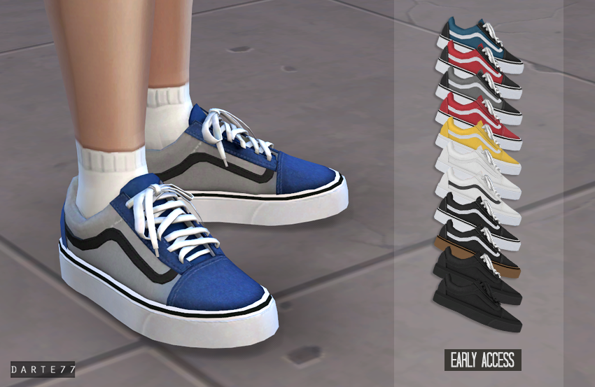 Ein Paar Beine mit einem Paar blauer Vans-Sneakers, die mit weißen Socken zu Schleifen gebunden sind