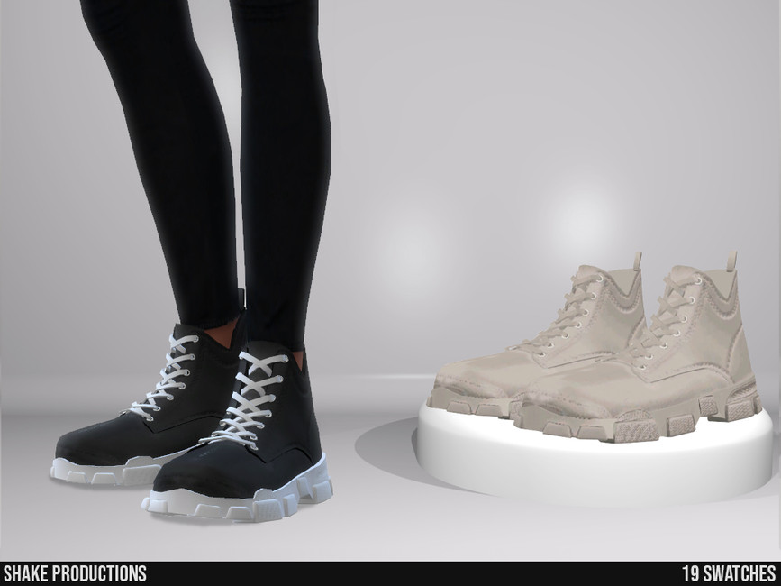 Eine kleine Plattform mit einem Paar weißer High-Top-Herrenschuhe und einem Paar Sims-Beinen mit einem Paar schwarzer High-Top-Herrenschuhe