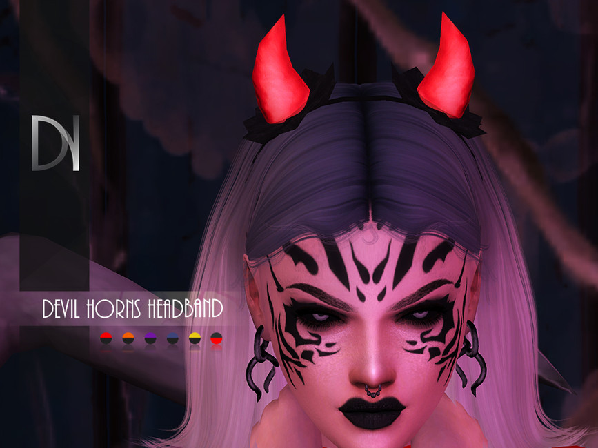 Ein Sim mit Halloween-Gesichtsbemalung schaut nach unten auf den Boden. Er trägt ein Paar Sims 4 CC Halloween-Accessoires Hörner, die ihn wie den Teufel aussehen lassen.