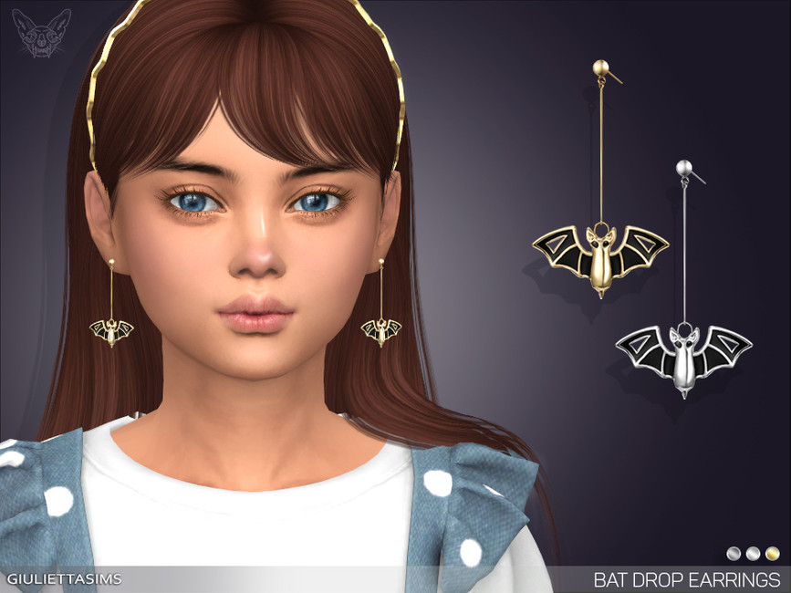 Ein Kind in Die Sims 4 mit braunem Haar und Pony, das ein Paar hängende Ohrringe trägt, die als CC-Halloween-Fledermäuse gestaltet sind.
