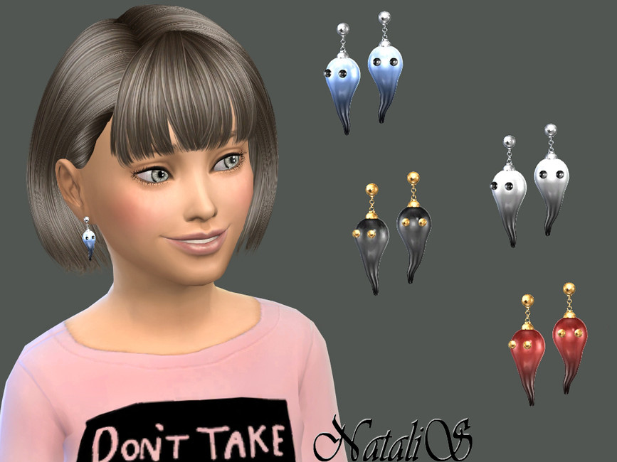 Ein Sim mit super hellbraunen Haaren mit Pony und blauen Augen, dieser Sim trägt ein Paar Halloween-CC-Ohrringe in Die Sims 4