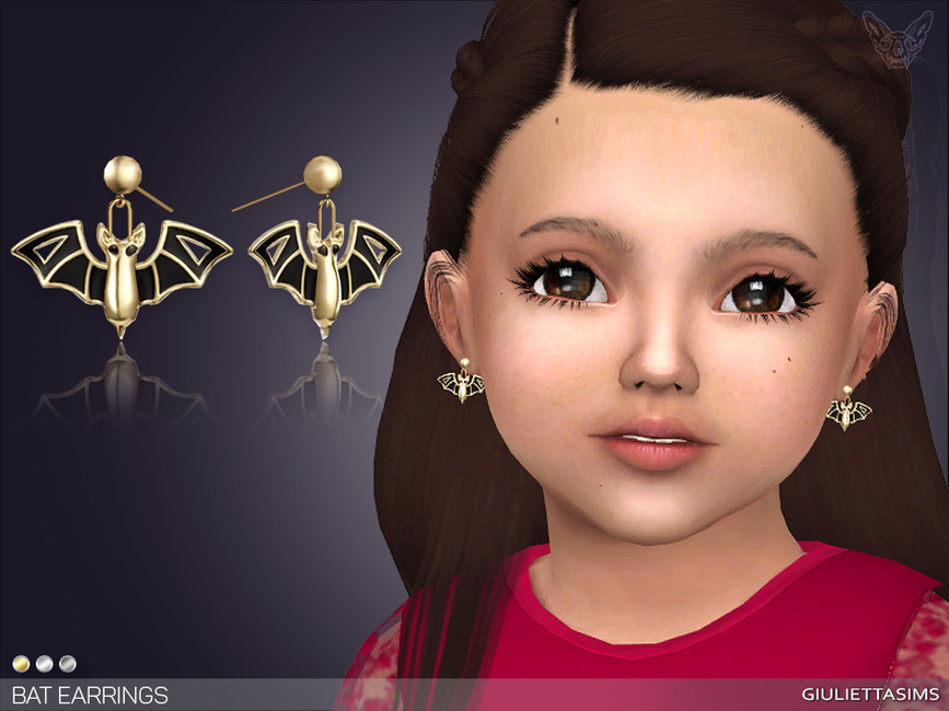 Ein Kleinkind in Die Sims 4, das ein Paar CC-Accessoires-Ohrringe trägt, die eine kleine Fledermaus sind, die von einem Stecker hängt.