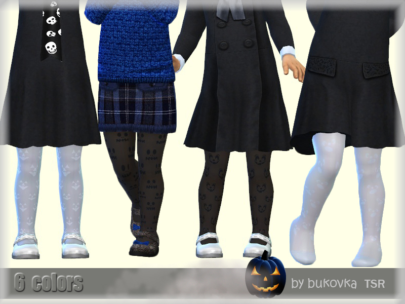 Vier Körper (Köpfe sind auf dem Bild abgeschnitten) tragen verschiedene Kleider, sie tragen alle einfache weiße Schuhe und Halloweenstrumpfhosen.
