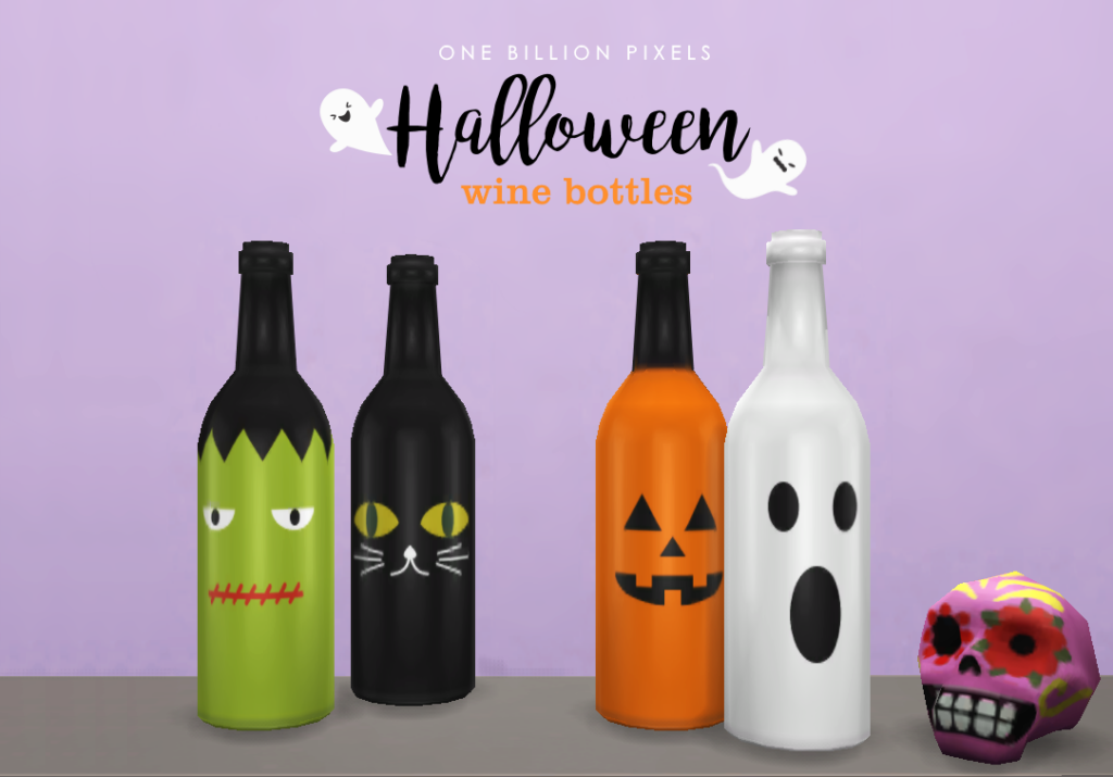 Eine mit Halloween-Motiven wie Katzen, Geistern und mehr verzierte Weinkaraffe.