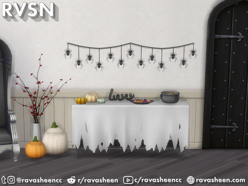 Ein weißer Tisch mit einer Tischdecke in Die Sims 4 mit Spinnen, die von der Wand herabhängen, und einer Menge Dekoration auf dem Tisch