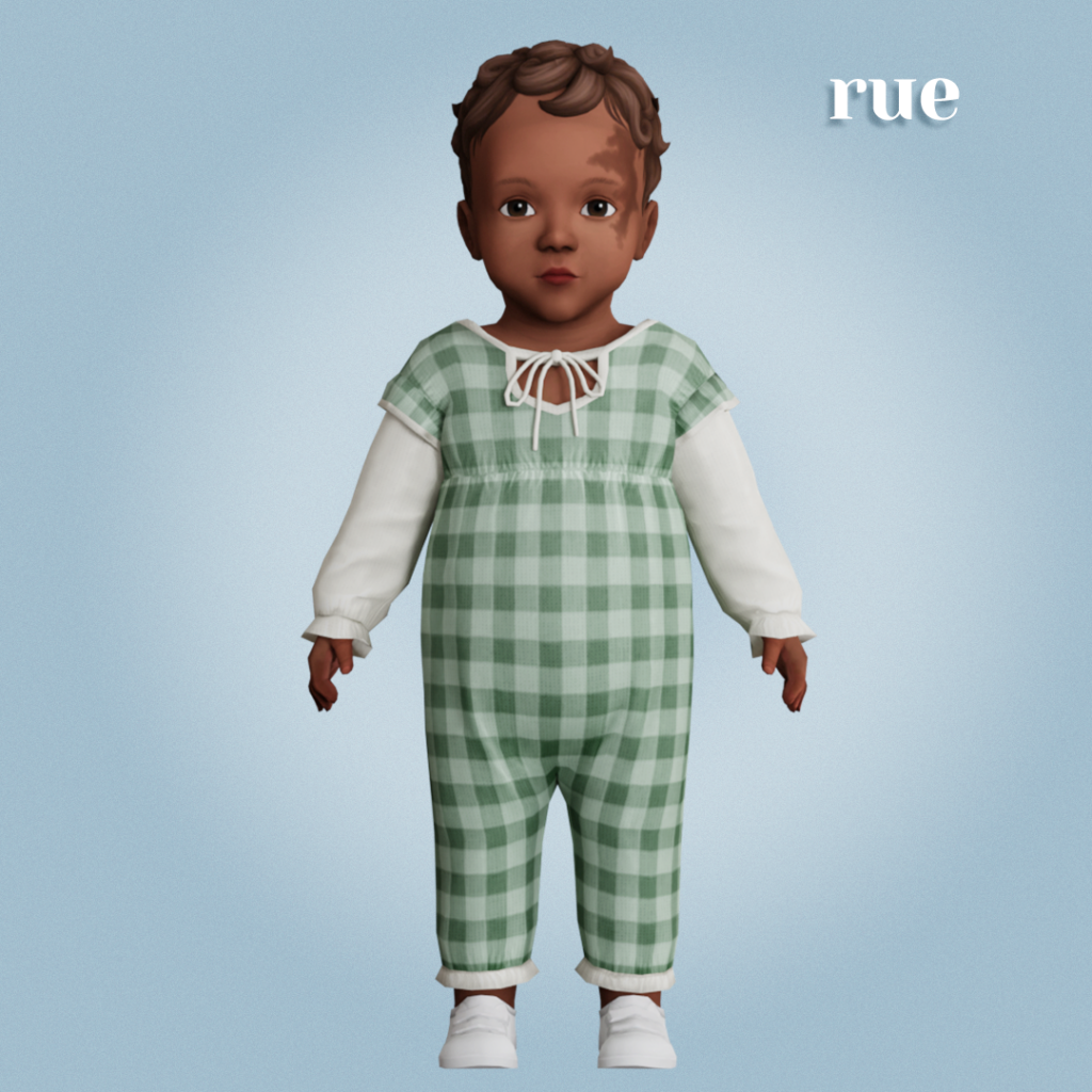 Ein Kleinkind aus Die Sims 4, das ein langärmliges weißes Shirt mit einem Romper darüber trägt.