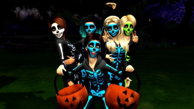 Eine Gruppe von Kindern in Halloween-Skelett-Kostümen, die Kürbiseimer halten und Pose-Pakete machen