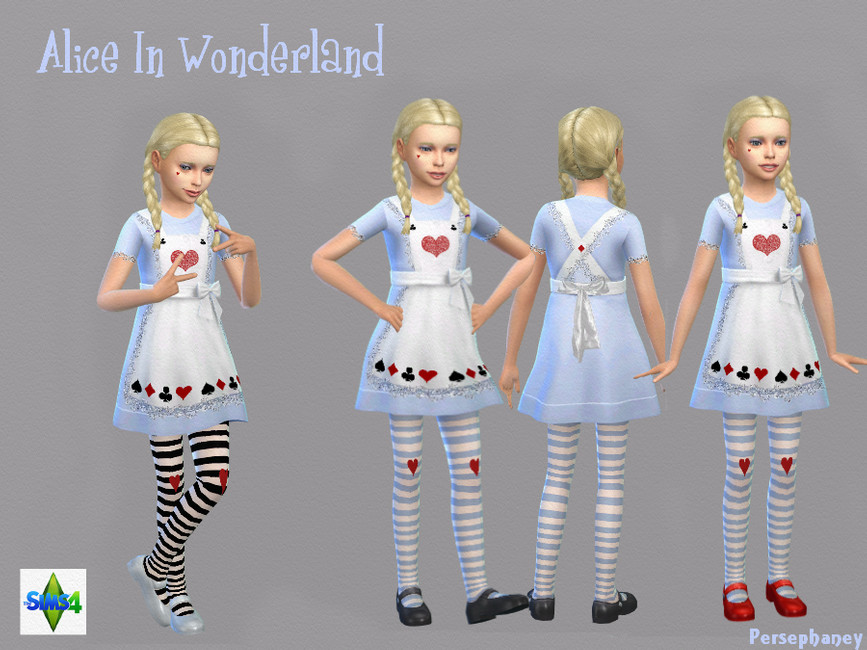 Ein Kind verkleidet als Alice im Wunderland, mit gestreiften Strumpfhosen und Schminken im Gesicht