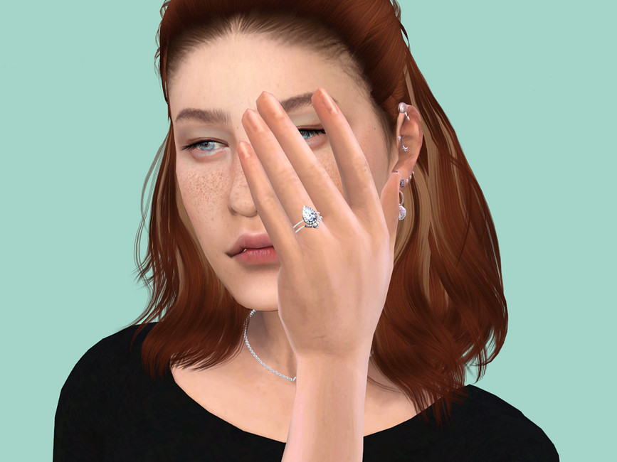 Ein Sim mit roten Haaren, hellblauen Augen und Sommersprossen. Er trägt einen Tropfenring mit einem Ehering.