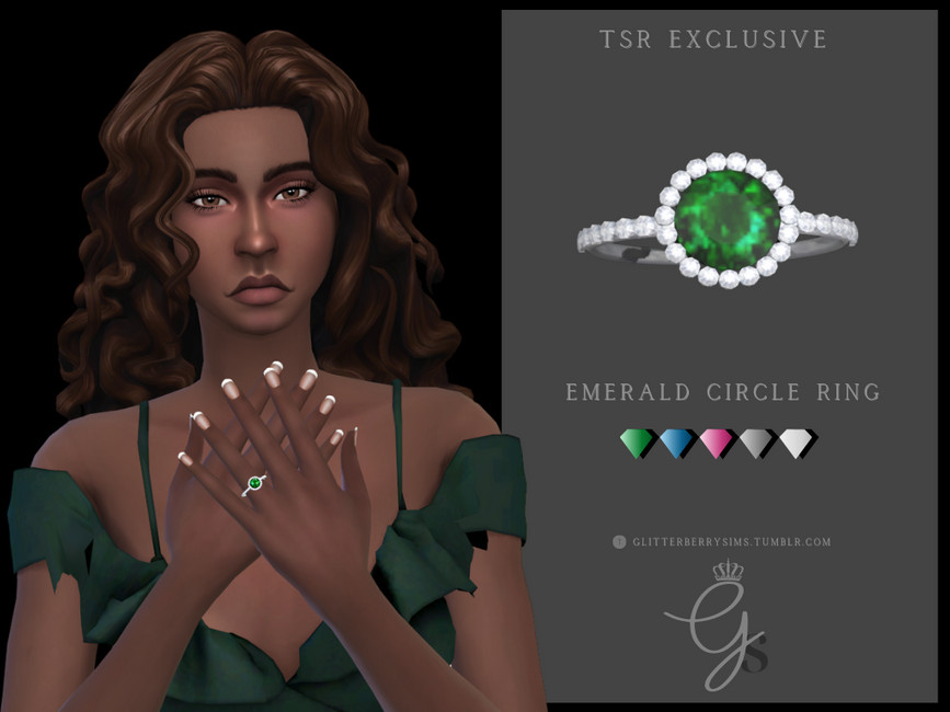 Ein Sim mit lockigen braunen Haaren und einem grünen Off-Shoulder-Kleid. Sie trägt einen Kreisverlobungsring mit einem großen grünen Smaragd in der Mitte, umgeben von einem Halo aus Diamanten und Diamanten auf dem Band.