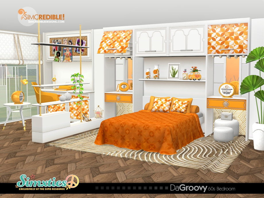 Ein weißes, braunes und oranges CC-Schlafzimmer-Set für The Sims 4. In diesem Set siehst du ein Bett mit dekorativen Kissen, Spiegeln, Fernsehern, Regalen und mehr.